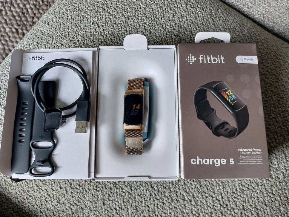 Fitbit Charge 5 met Milanese bandje - Zo goed als nieuw, Stappen, Zwart, Ophalen of Verzenden, Zo goed als nieuw
