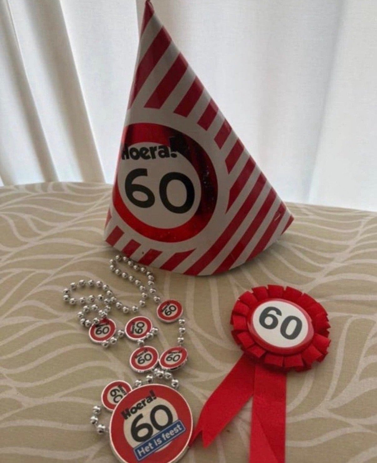 Feestpakket 60 jaar: Hoed, rozet en ketting, Ophalen of Verzenden, Zo goed als nieuw, Feestartikel, Verjaardag