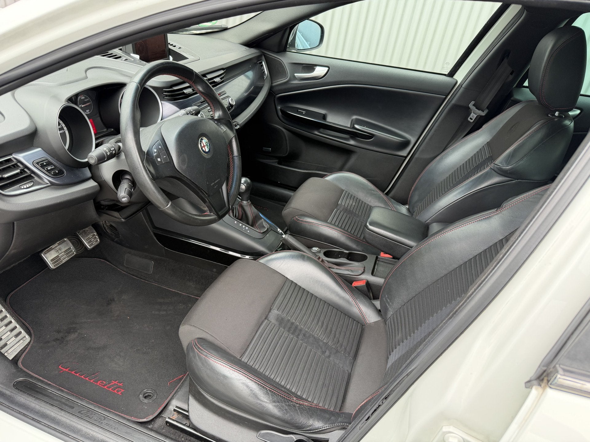 Alfa Romeo Giulietta 1.4 T Distinctive Pano AUTOMAAT LM Navi, Euro 5, Zwart, 4 cilinders, Wit
