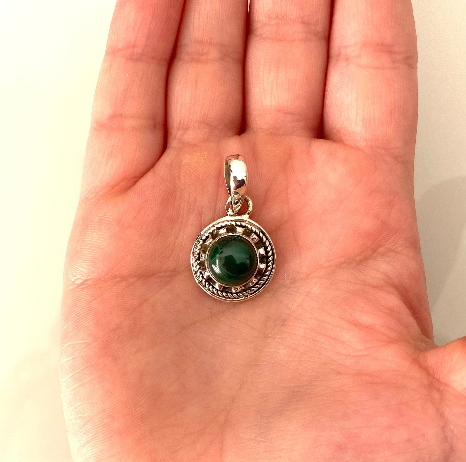 925 zilver. Een zilveren kettinghanger met malachiet, Overige voorstellingen, Verzenden, Nieuw, Met edelsteen