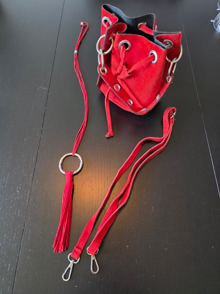 Rood suède tas, bijpassende ketting en afneembare draagband, Sieraden, Tassen en Uiterlijk, Tassen | Damestassen, Ophalen, Zo goed als nieuw