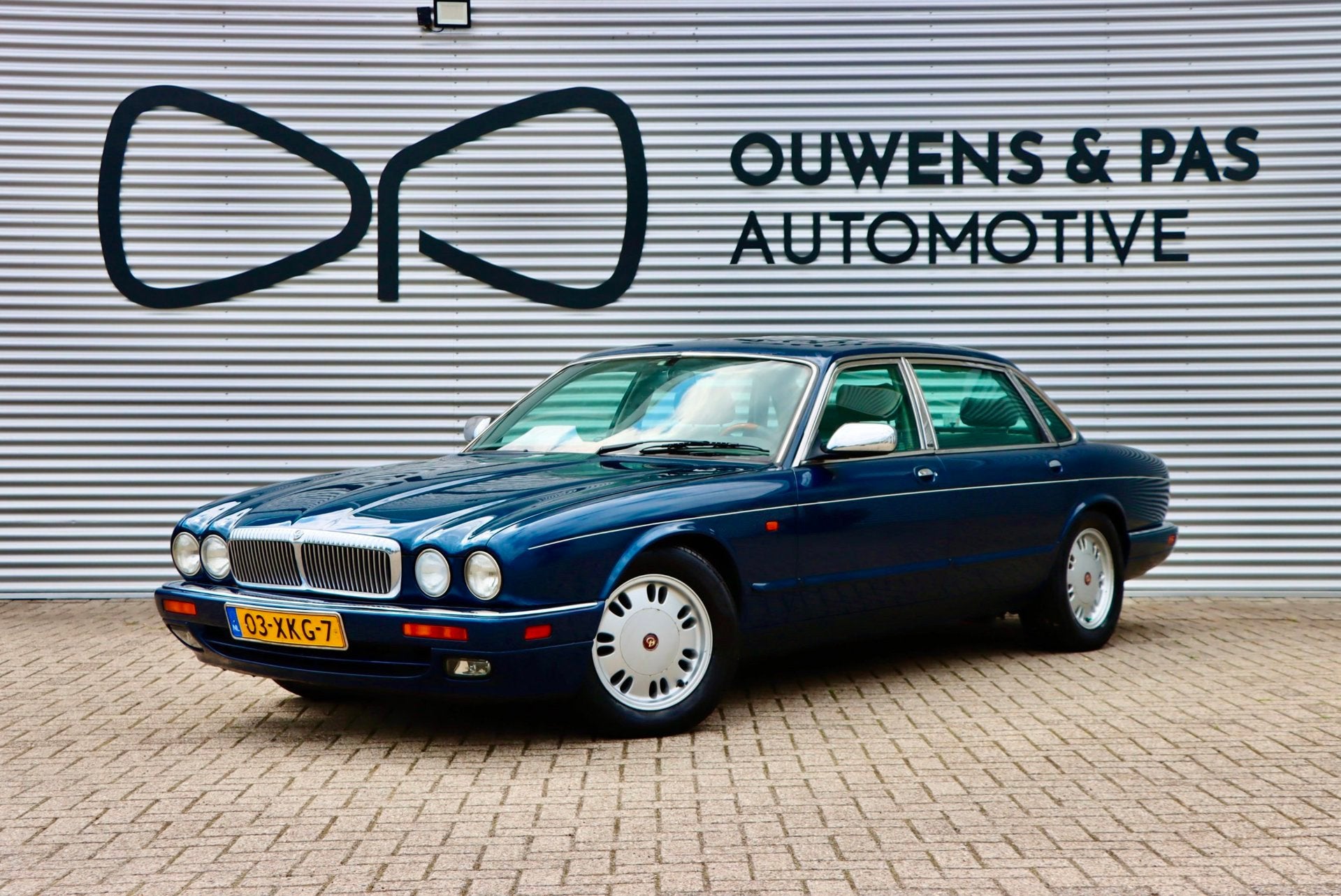 Daimler 4.0 SIX | VERLENGD | DAKJE | APK T/M 12-2027, Auto's, Overige Auto's, Automaat, Achterwielaandrijving, Gebruikt, Blauw