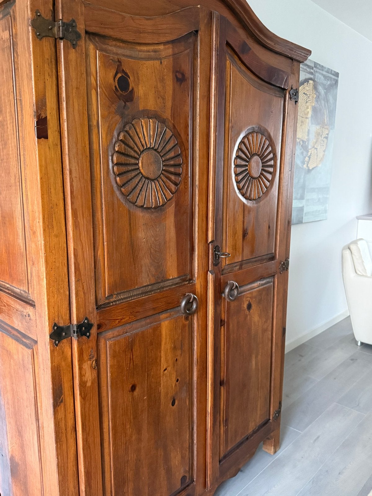 Antieke houten kast met sierlijke details, Ophalen