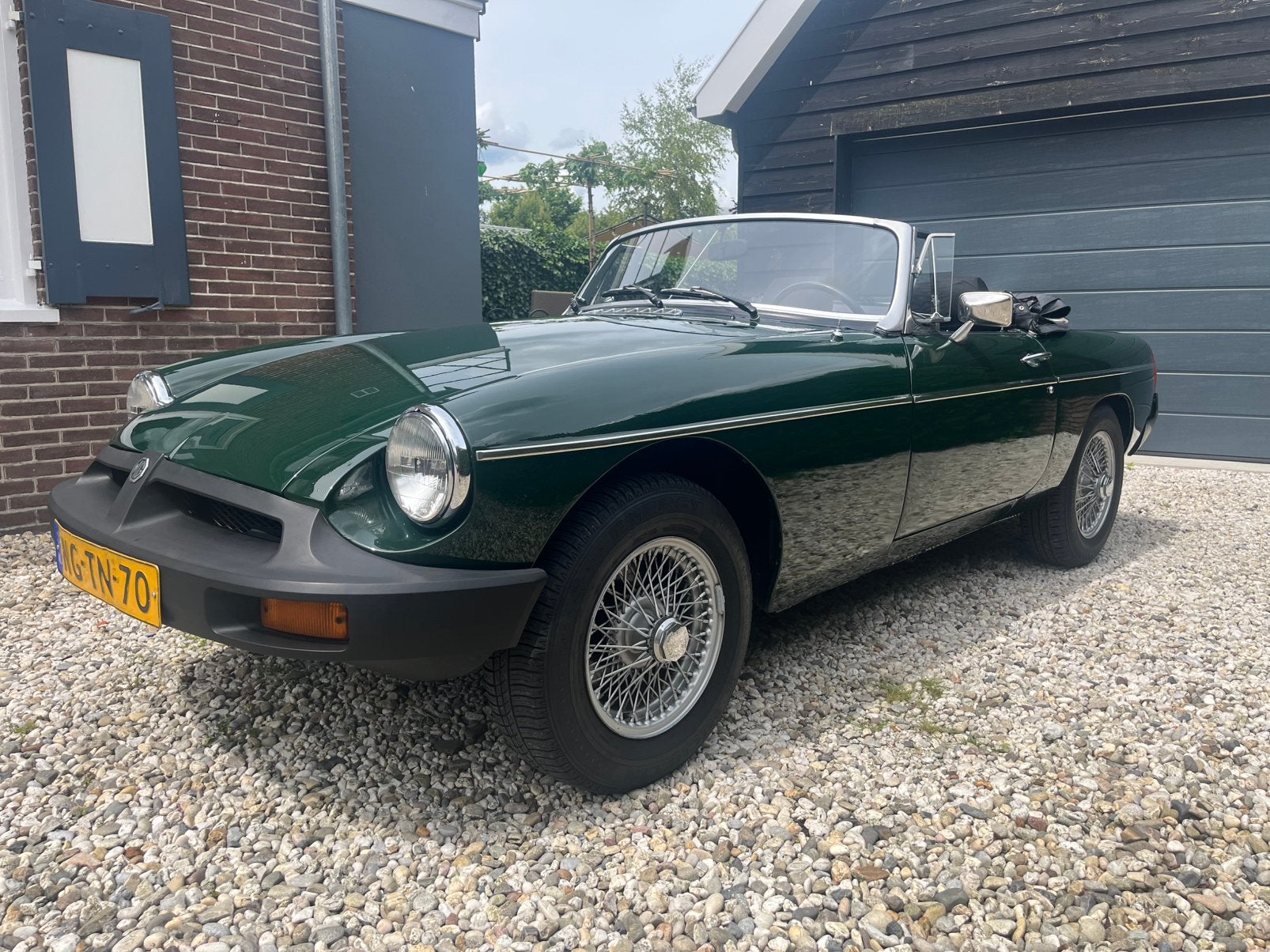 Te koop MGB 1.8 cabriolet met nieuwe APK!!!!, B, Achterwielaandrijving, Zwart, 4 cilinders