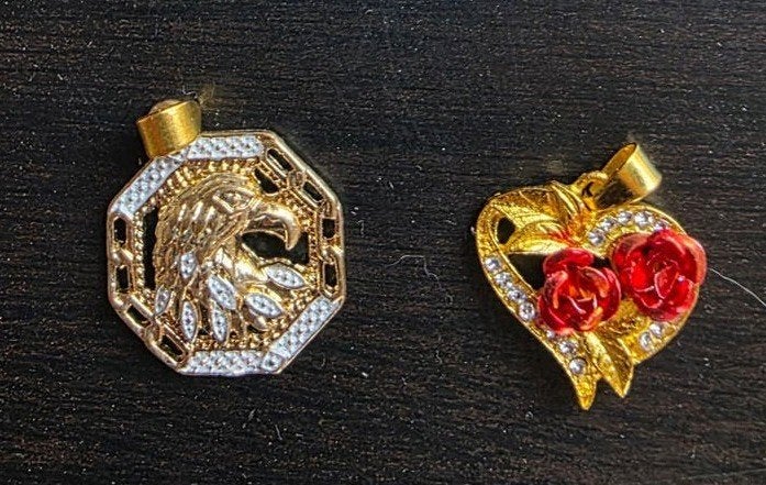 2 Goudkleurige Hangers met Adelaar en Hart met Rozen, Ophalen, Overige materialen, Overige voorstellingen, Zo goed als nieuw