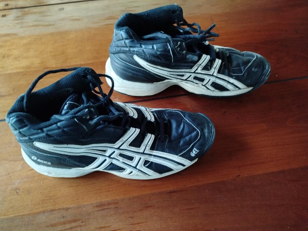 Asics kunstgras schoenen maat 39,5, Sport en Fitness, Korfbal, Ophalen of Verzenden, Zo goed als nieuw, Schoenen