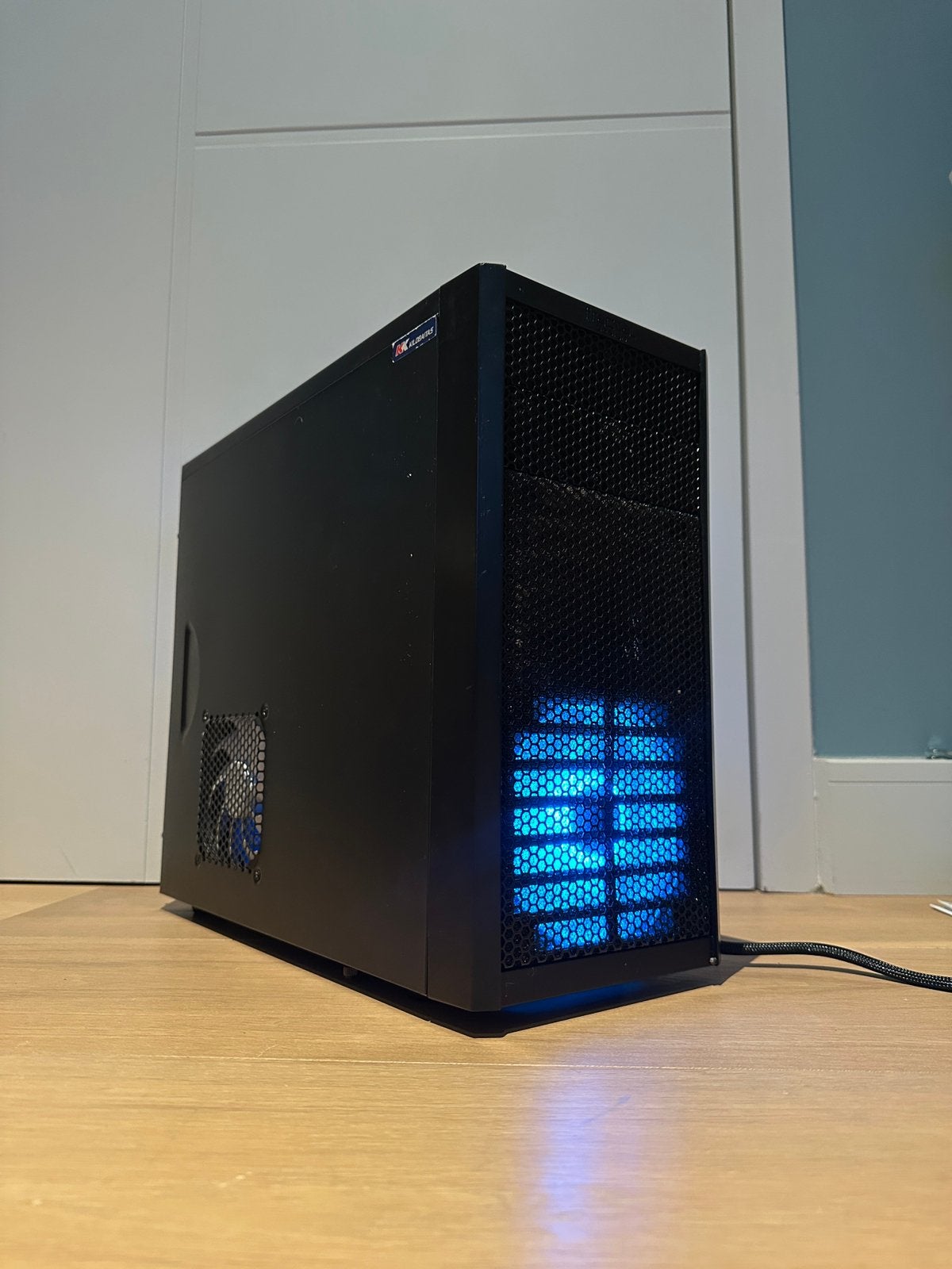 Fractal design core 1000 + fans + rgb controller, Computers en Software, Computerbehuizingen, Ophalen of Verzenden, Zo goed als nieuw