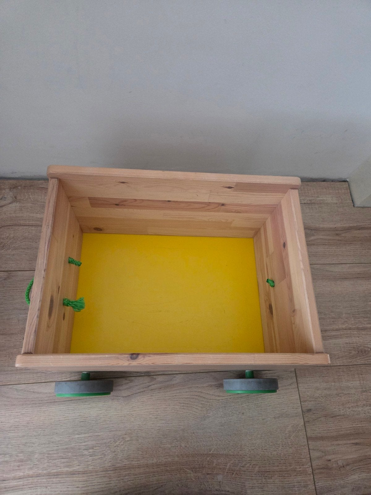 Houten duwkar met wielen - Ideaal voor speelgoedopslag, Ophalen of Verzenden, Gebruikt, Duw- of Trekspeelgoed