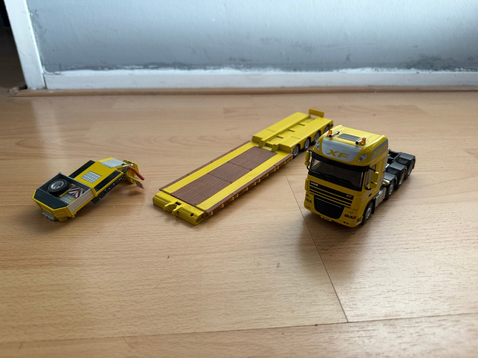 DAF XF met dieplader model - Geel, Hobby en Vrije tijd, Modelauto's | 1:50, Ophalen, Zo goed als nieuw, Bus of Vrachtwagen, Overige merken