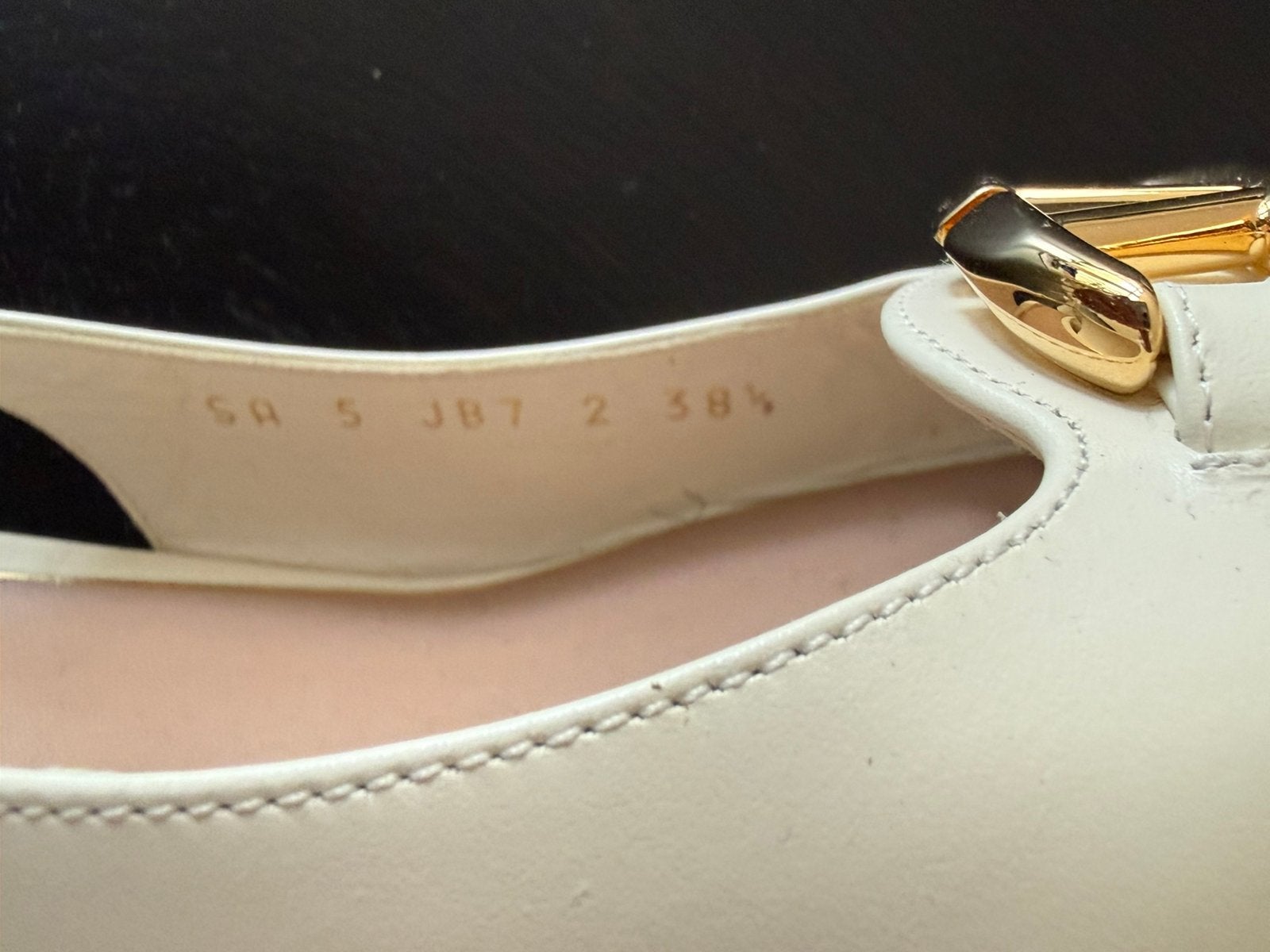 Valentino Garavani Pumps 38 1/2, Kleding | Dames, Schoenen, Pumps, Beige, Ophalen of Verzenden, Zo goed als nieuw