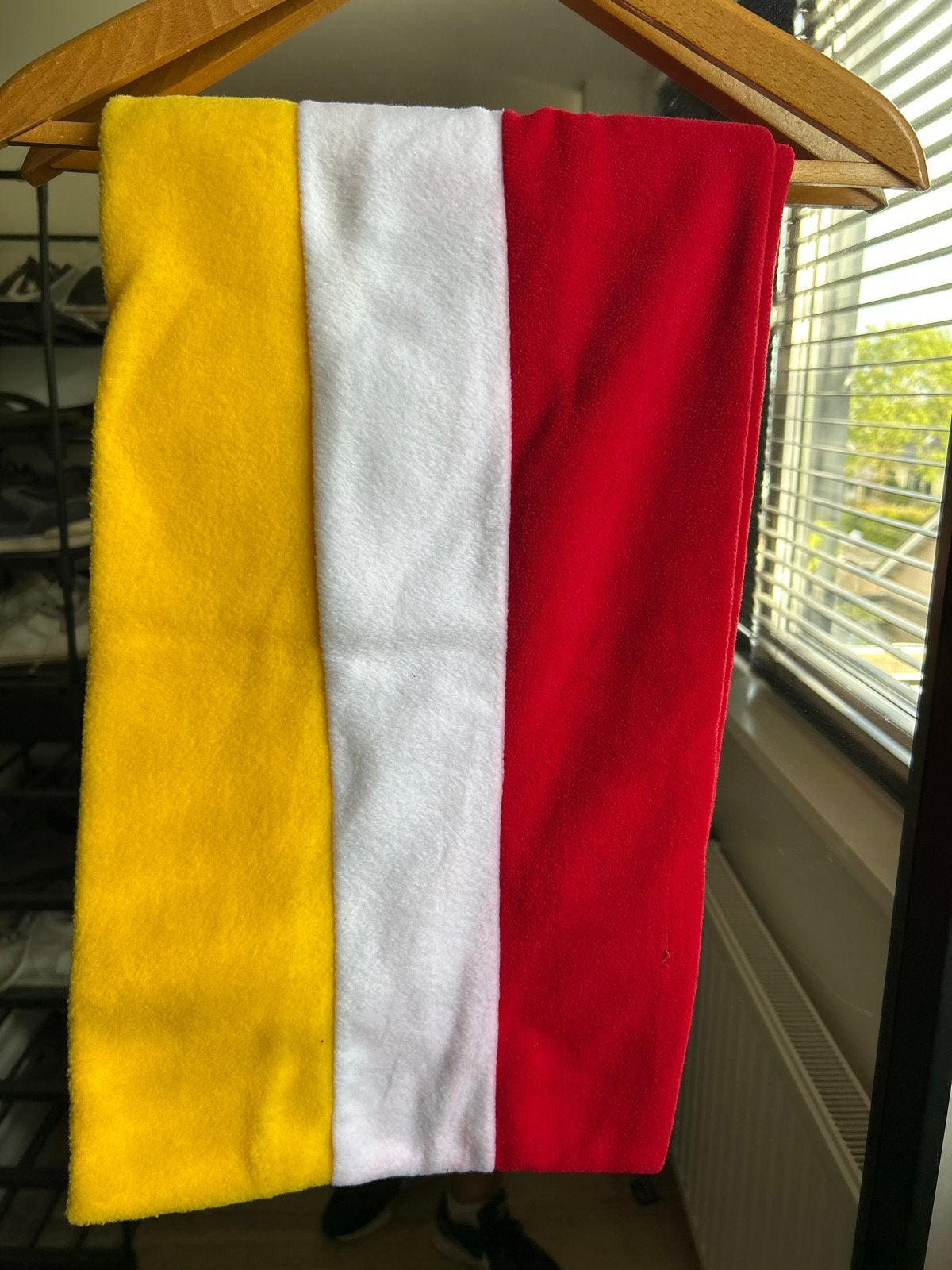 Oeteldonk gele, witte en rode sjaal, Ophalen of Verzenden, Zo goed als nieuw, Maat 46/48 (XL) of groter, Carnaval