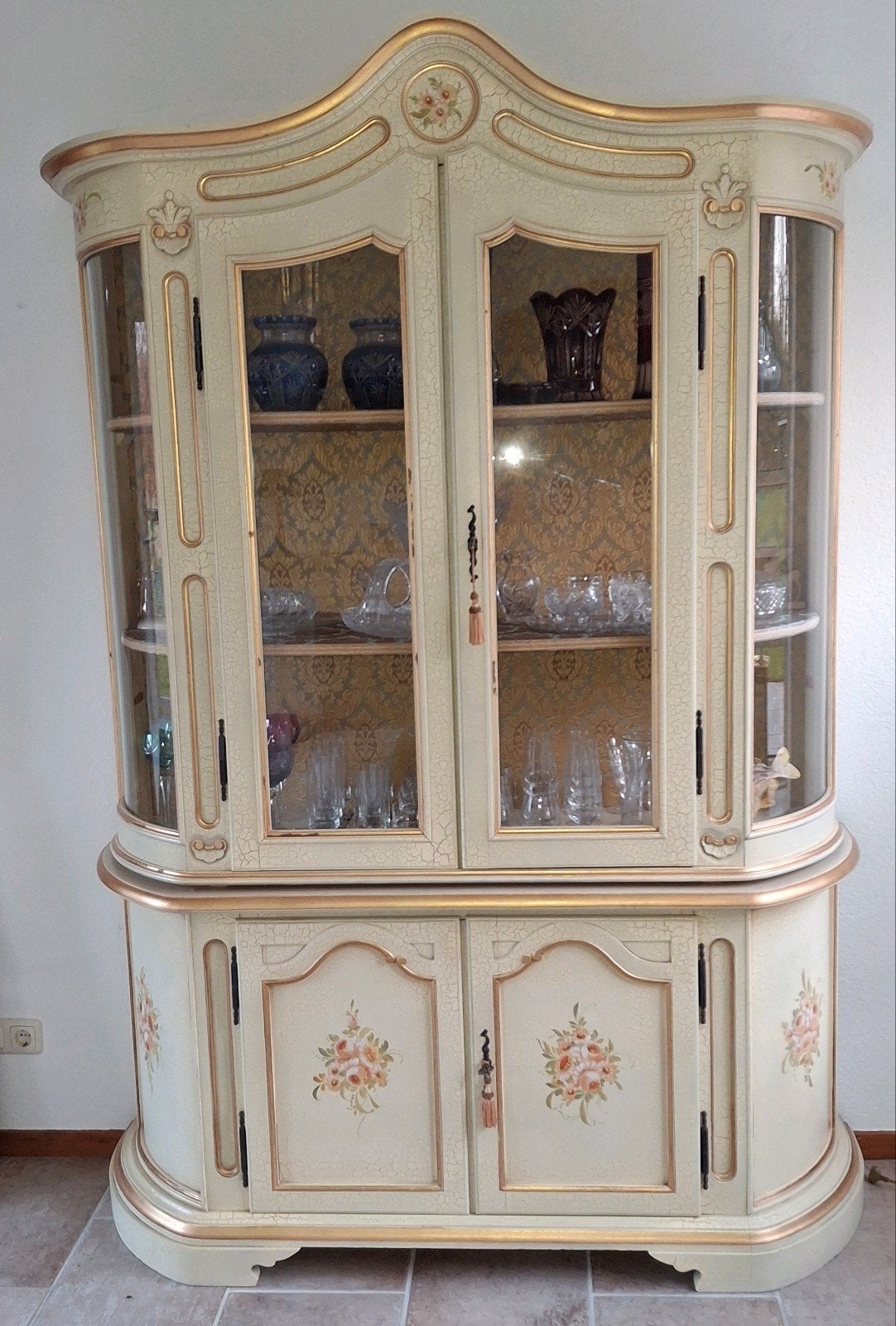 Buffetkast met ronde tafel en 4 rode velours stoelen, Ophalen