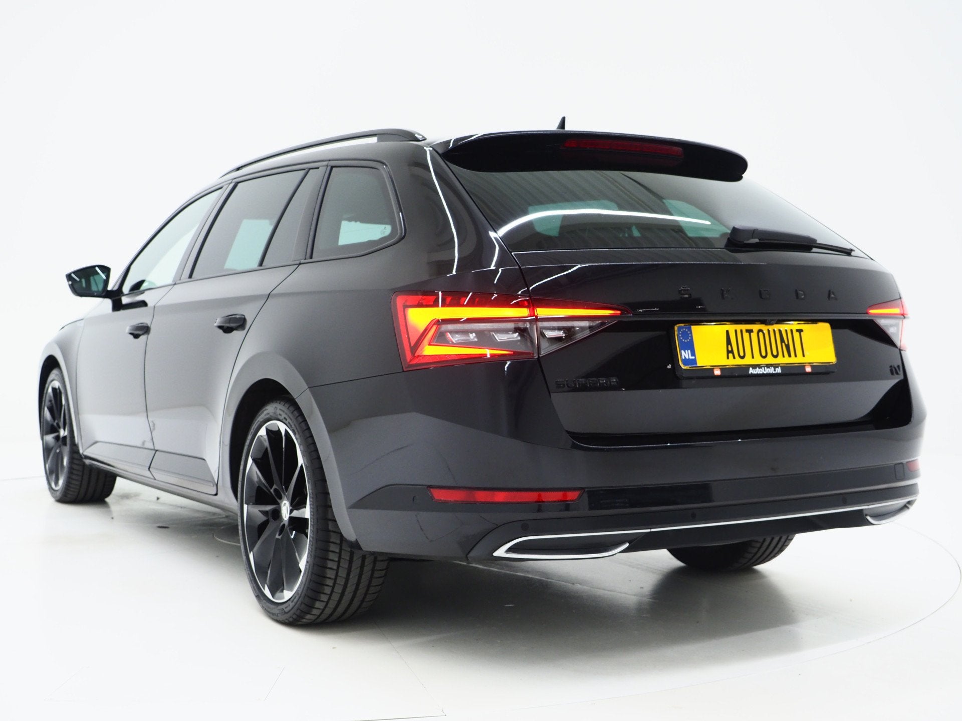Skoda Superb Combi 1.4 TSI iV Sportline | Leder/Alcantara |, Auto's, Dealer onderhouden, Adaptive Cruise Control, Gebruikt, Zwart