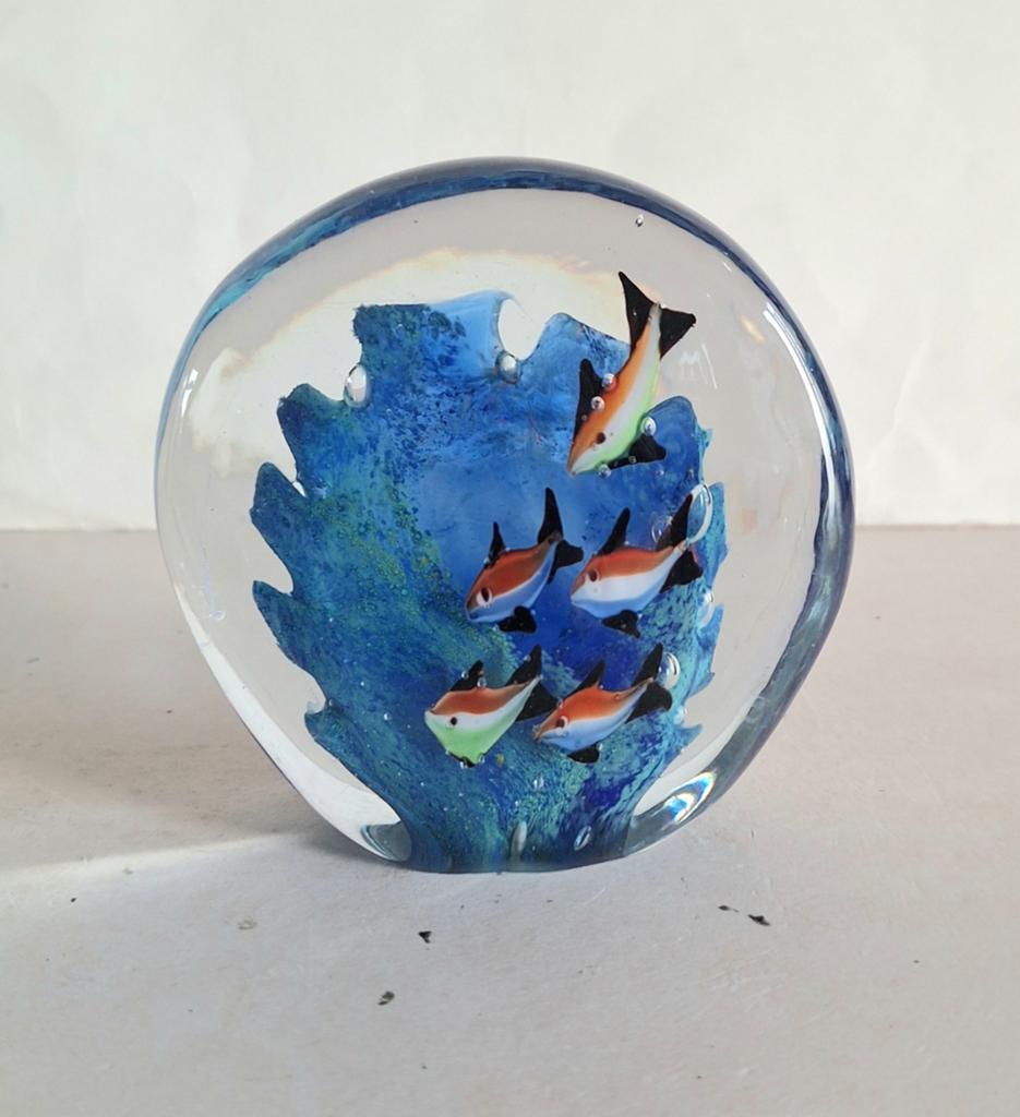 Murano stijl presse-papier in de vorm van een aquarium., Antiek en Kunst, Ophalen of Verzenden