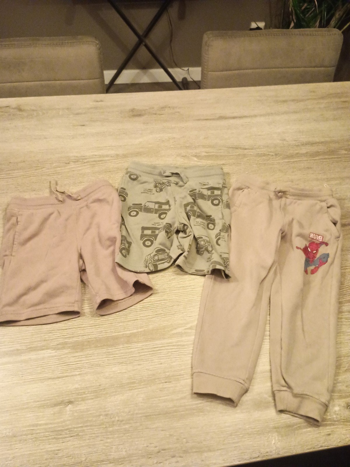 Broekenpakket maat 104: 1 lange broek, 2 korte broeken, Gebruikt, Ophalen of Verzenden, Marvel, Setje