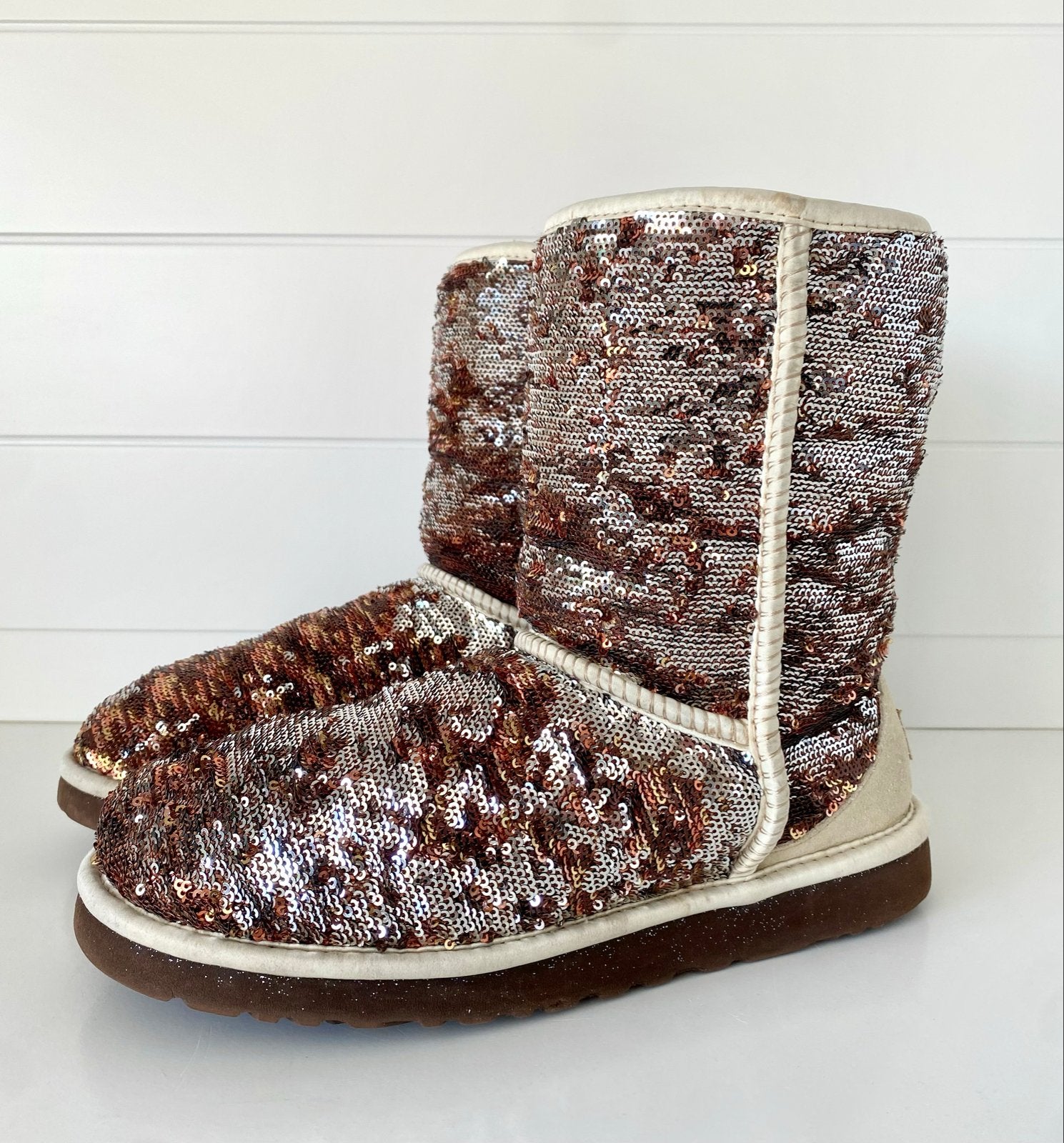 UGG Australia Classic Short Sequin Laarzen Maat 39, Kleding | Dames, Schoenen, Ophalen of Verzenden, Gedragen, Bruin, Lage of Enkellaarzen