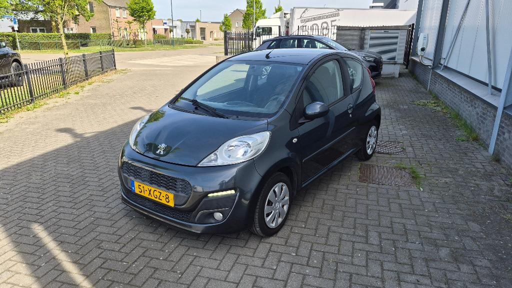 Peugeot 107 1.0 12V E-vti 68PK 3DR 2012 Grijs, Auto's, Peugeot, Voorwielaandrijving, Stof, 4 stoelen, Origineel Nederlands