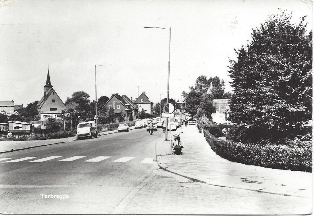 Terbregge (Z.H.) Straatgezicht, Volk, Auto's, Brommer, 1970, Ophalen of Verzenden, 1960 tot 1980, Gelopen, Zuid-Holland