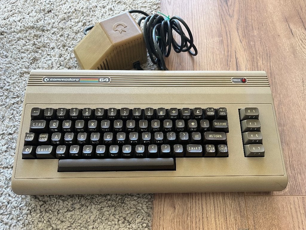 Commodore 64 incl. adapter & beschermhoes - €80, Ophalen, Gebruikt