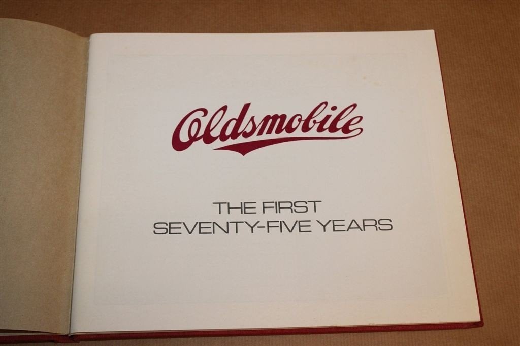 Oldsmobile — Vintage Boek over 75 Jaar Amerikaans Automerk, Boeken, Ophalen of Verzenden, Gelezen, Overige merken
