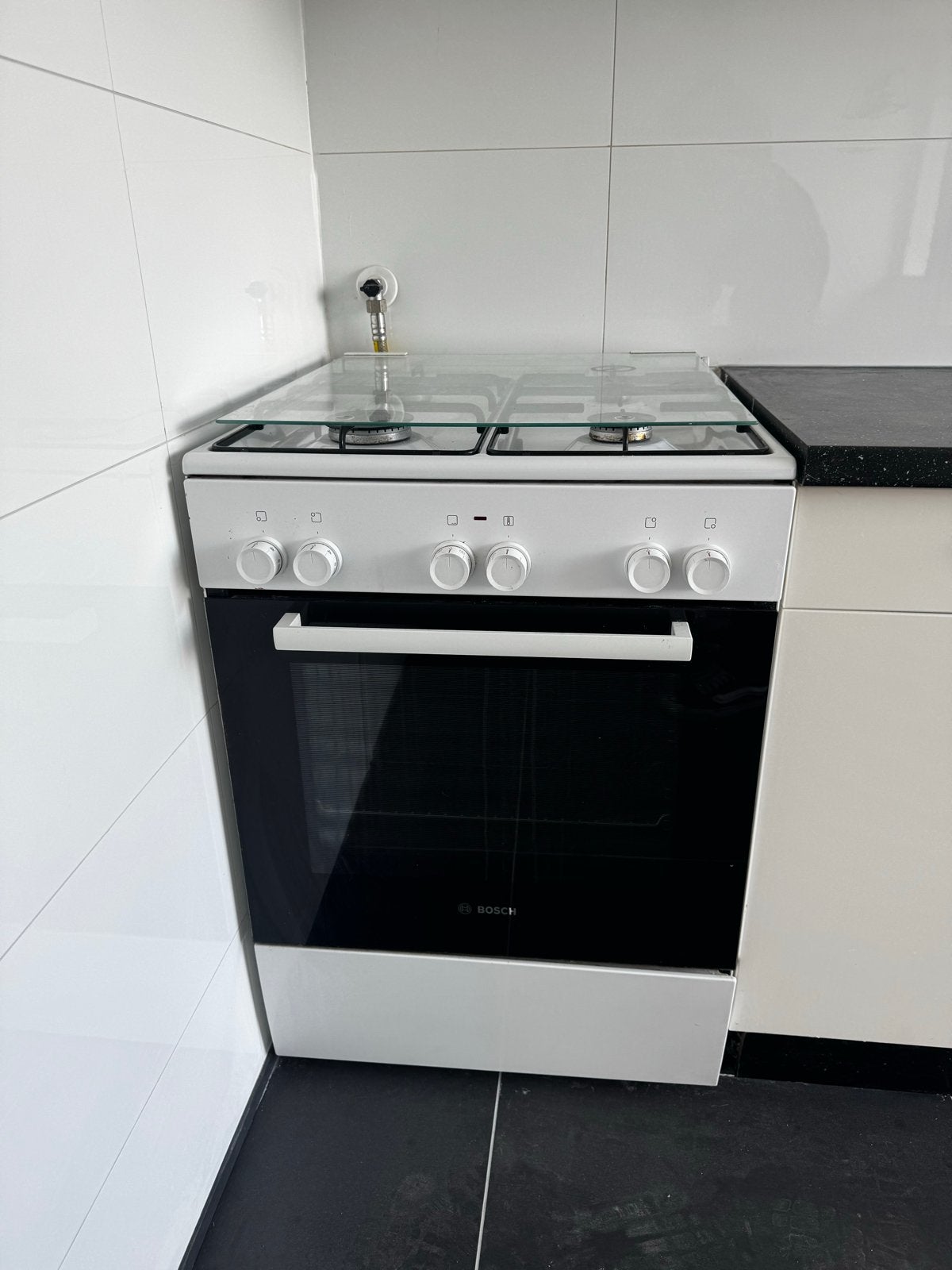 Bosch Vrijstaand Gasfornuis met Oven, Ophalen, 4 kookzones, Zo goed als nieuw, Gas