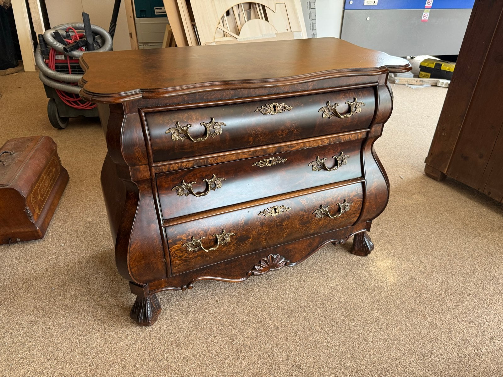 Replica 19e eeuwse buikkast met burl fineer, Antiek en Kunst, Ophalen
