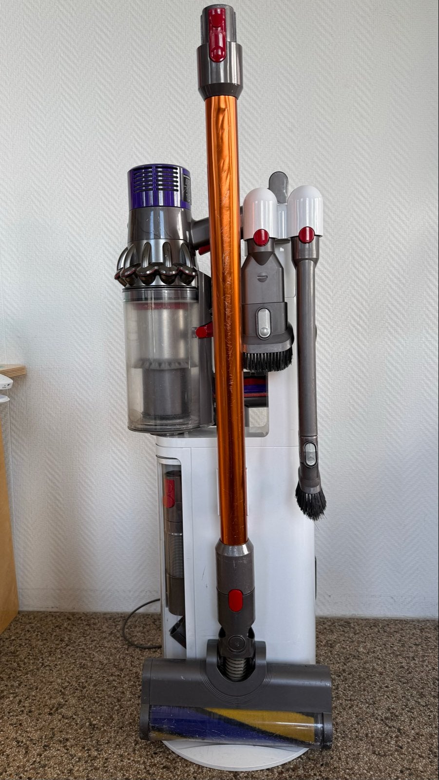 Dyson V10 met oplaadtoren en meerdere accessoires, Ophalen, Gebruikt, Draadloos, Dyson