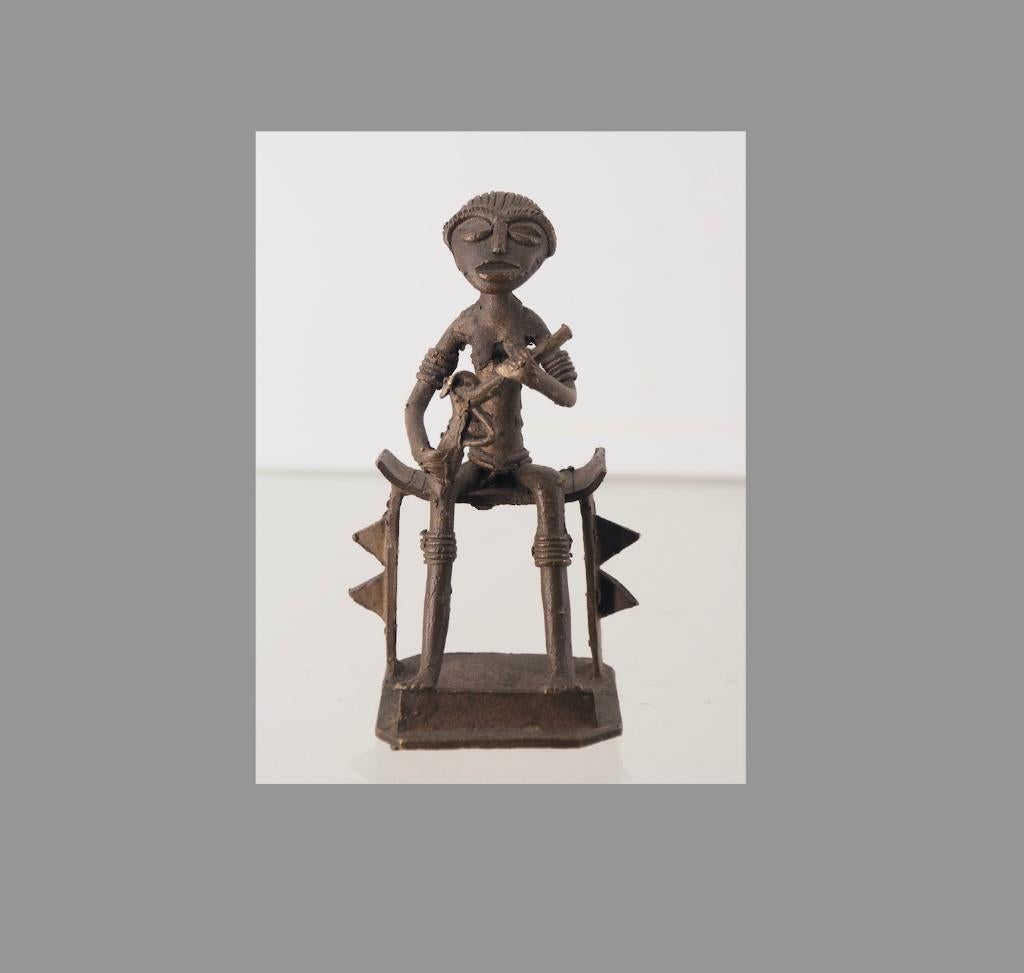 Zittend Ashanti figuur met wapen Ghana (180530-03), Ophalen of Verzenden