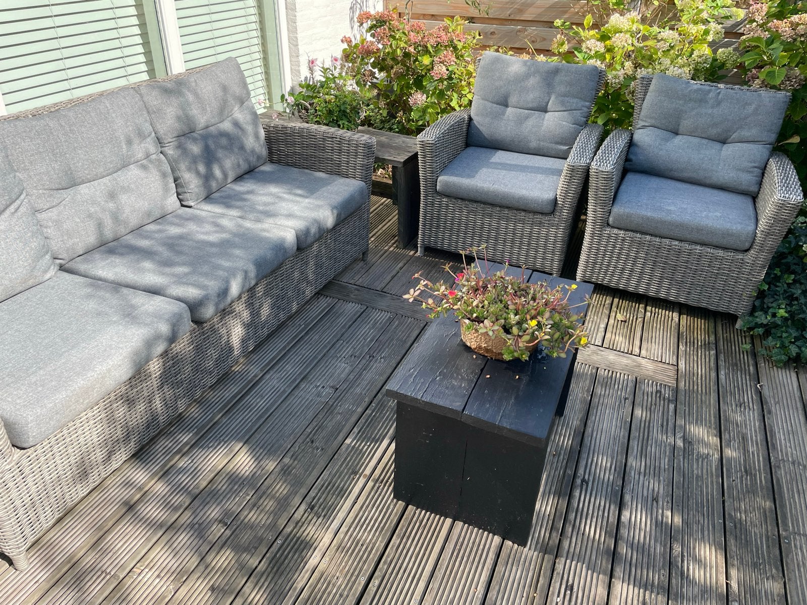 Grijze rattan tuinset met bank en twee stoelen, Tuin en Terras, Tuinsets en Loungesets, Ophalen, 5 zitplaatsen, Kunststof, Gebruikt