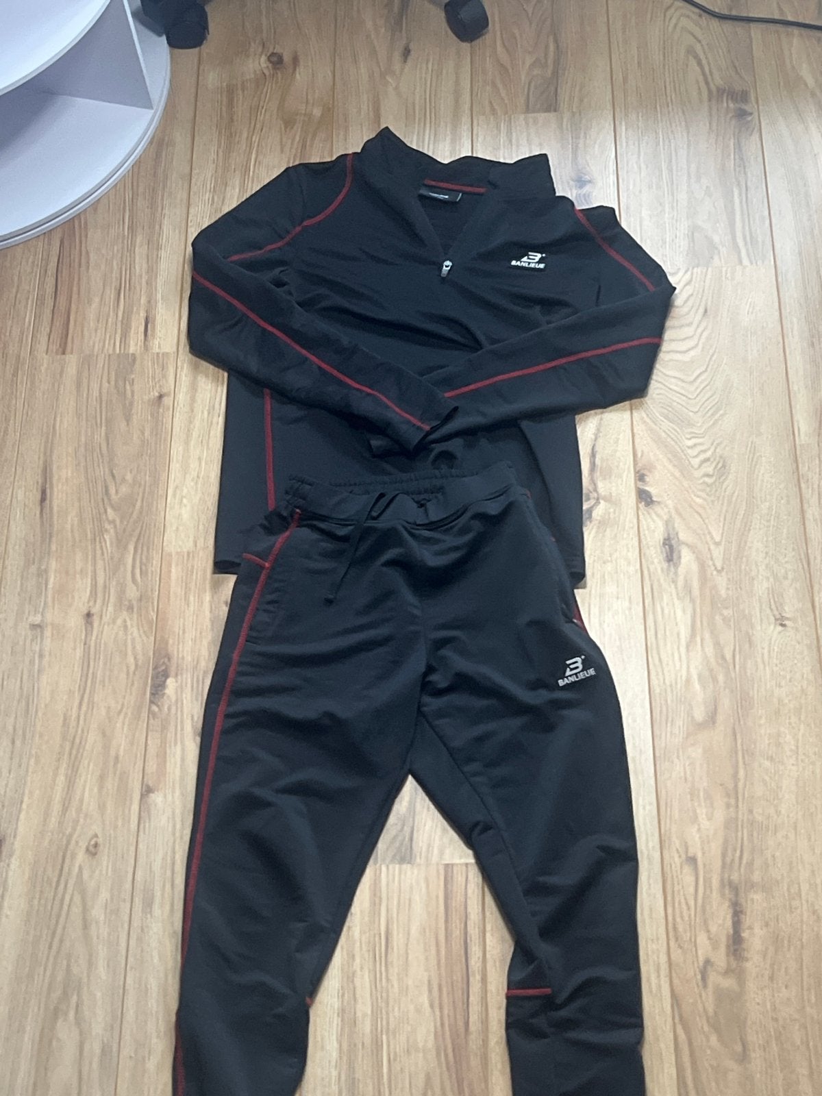 Banlieue trainingspak zwart met rode details - Maat 2XS, Kleding | Heren, Zwart, Overige maten, Ophalen of Verzenden, Zo goed als nieuw
