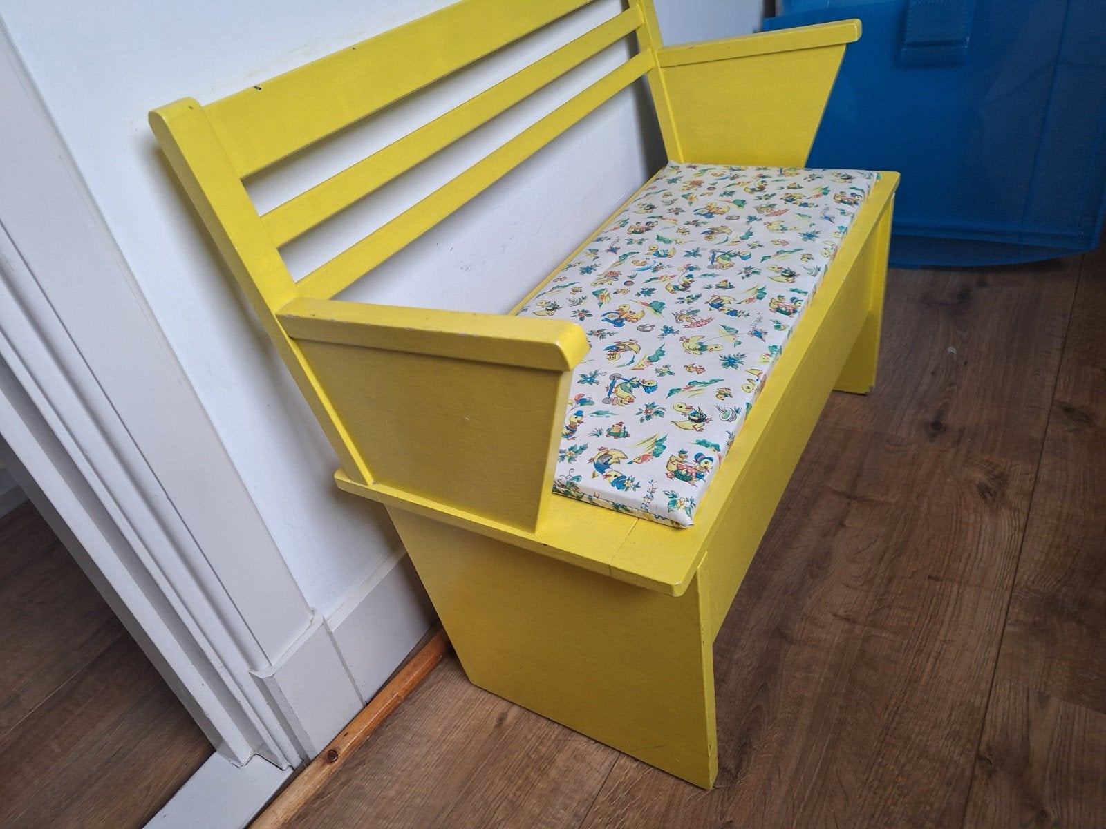 Gele houten kinderbank met opbergruimte en kussen, Kinderen en Baby's, Ophalen, Gebruikt, Stoel(en)