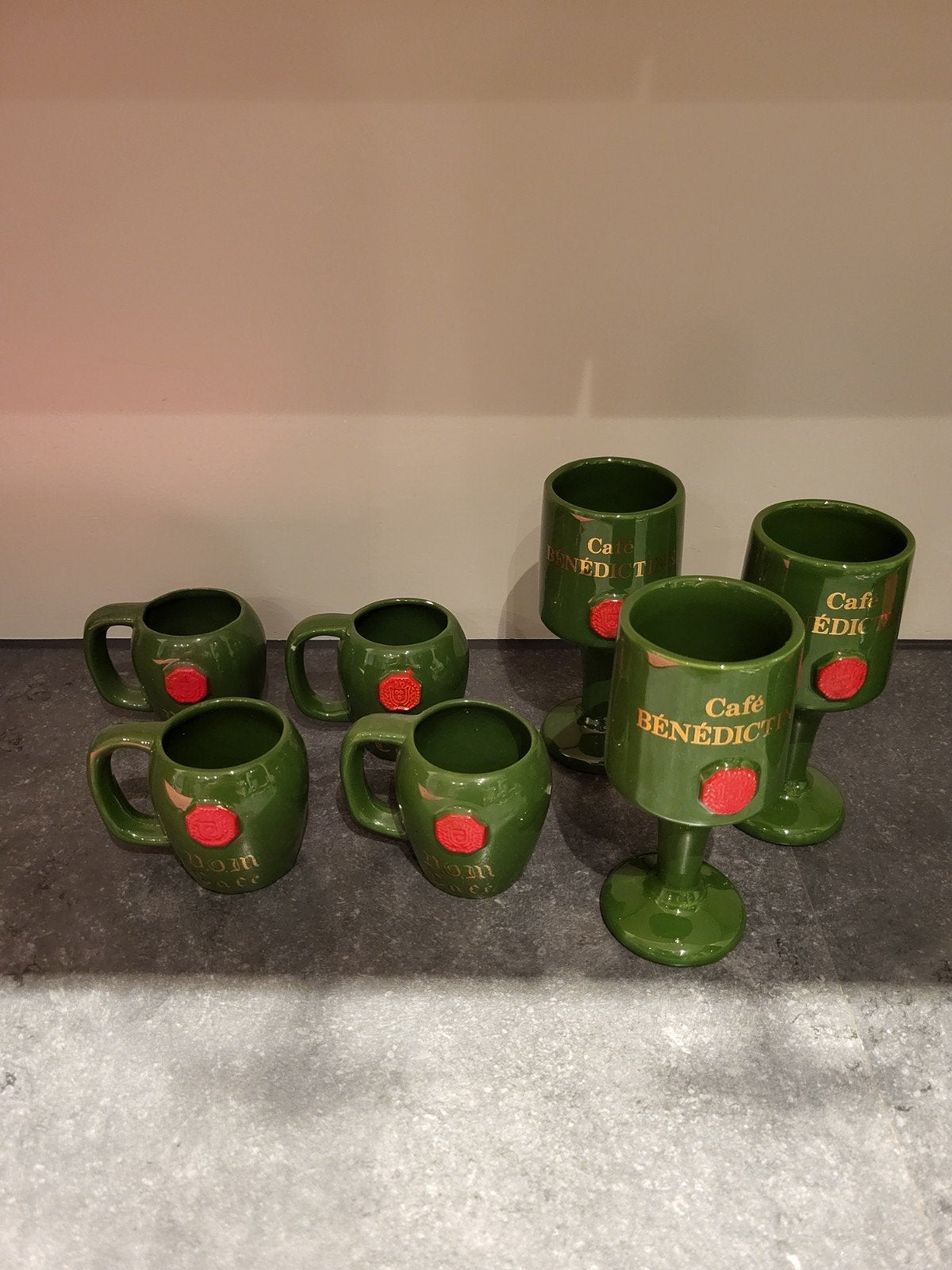 Set van 7 vintage Café Bénédict mokken en glazen, Antiek en Kunst, Antiek | Keramiek en Aardewerk, Ophalen of Verzenden