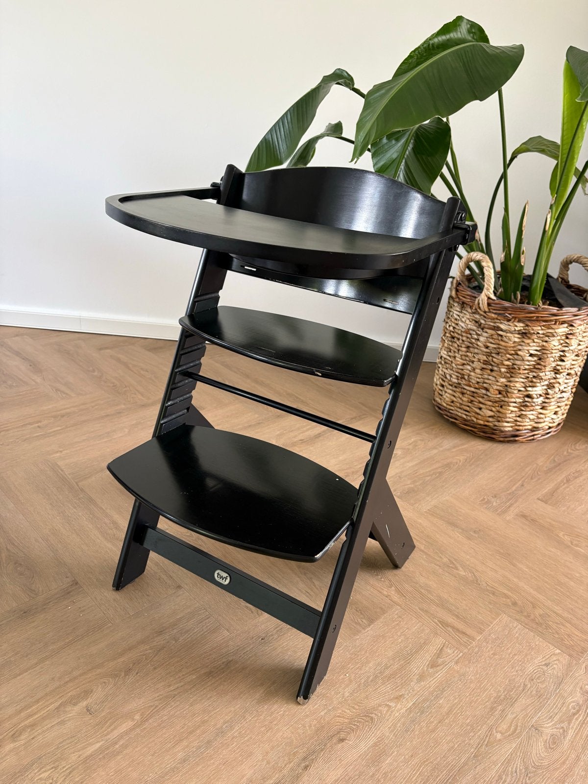 TWF kinderstoel zwart met eetblad, Kinderen en Baby's, Kinderstoelen, Ophalen, Gebruikt, Meegroeistoel, Afneembaar eetblad