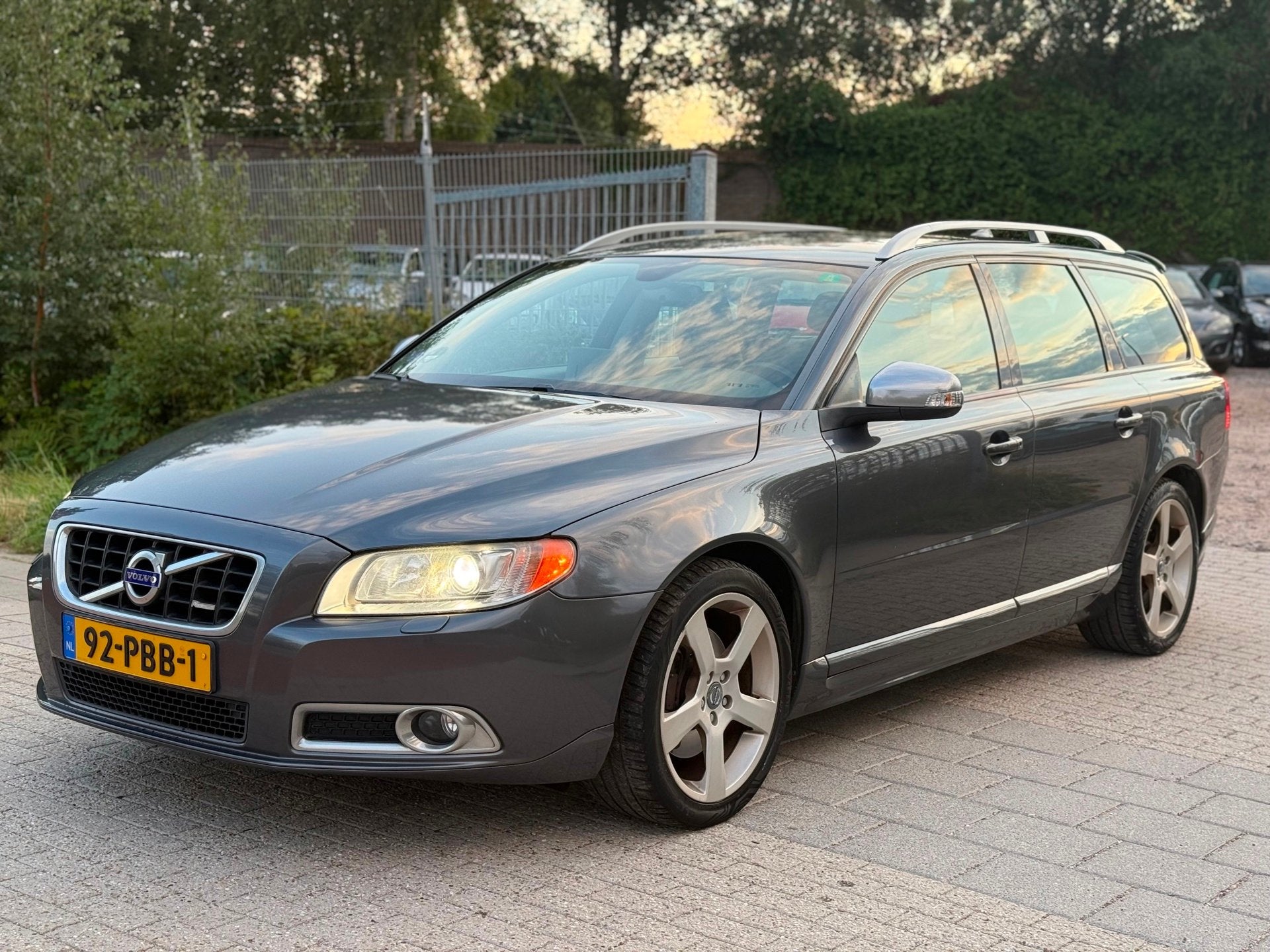 Volvo V70 2.0T R-Edition AUTOMAAT AIRCO CRUIS LEDER NAVI PDC, Auto's, Volvo, 4 cilinders, 203 pk, Zilver of Grijs, 750 kg