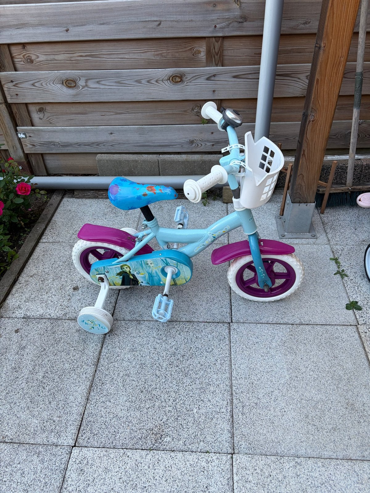Frozen kinderfiets met zijwieltjes - Zo goed als nieuw, Fietsen en Brommers, Fietsen | Kinderfietsjes, Ophalen, Zijwieltjes, Velgrem