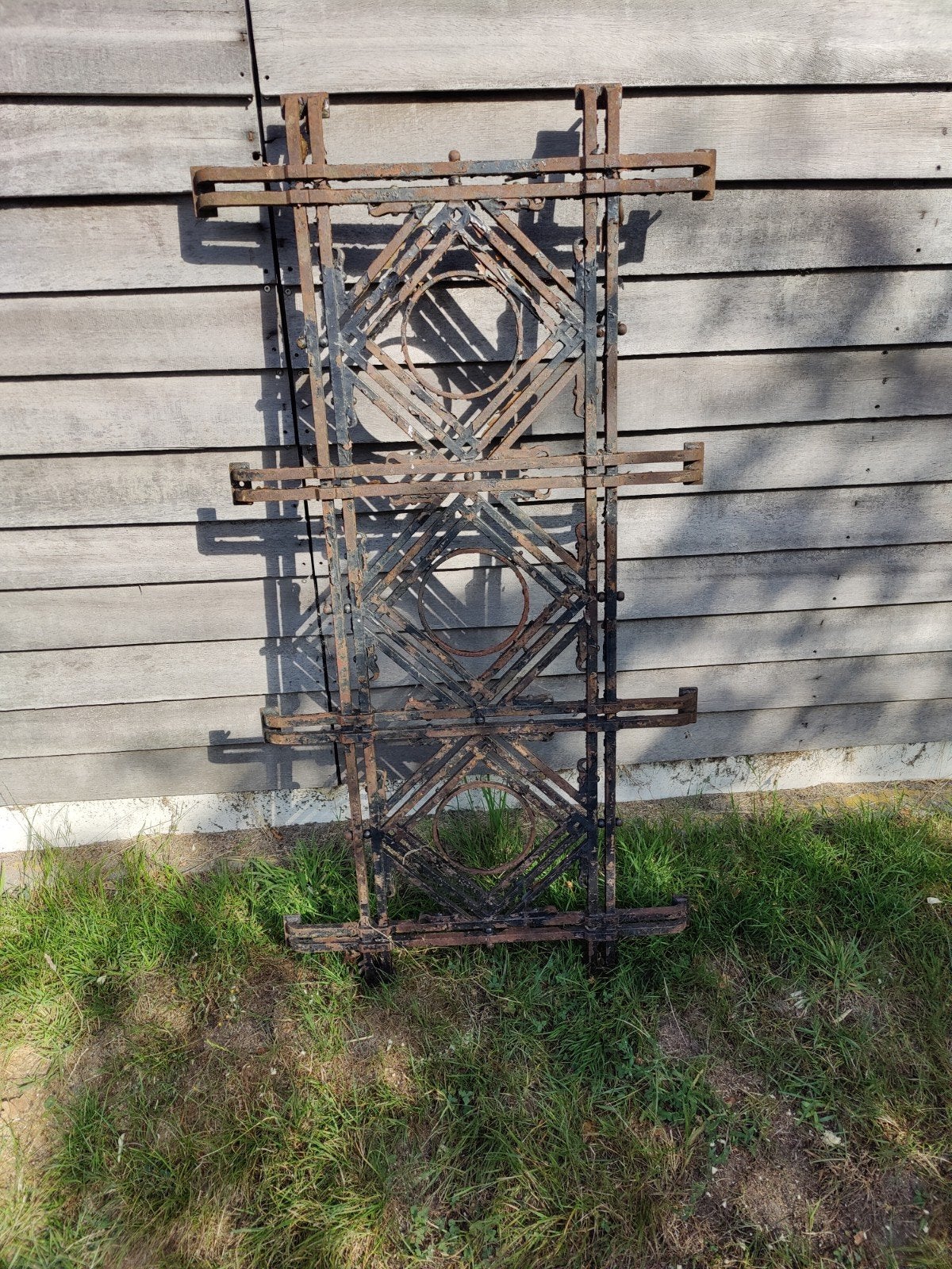Antiek smeedijzeren raamwerk, Ophalen