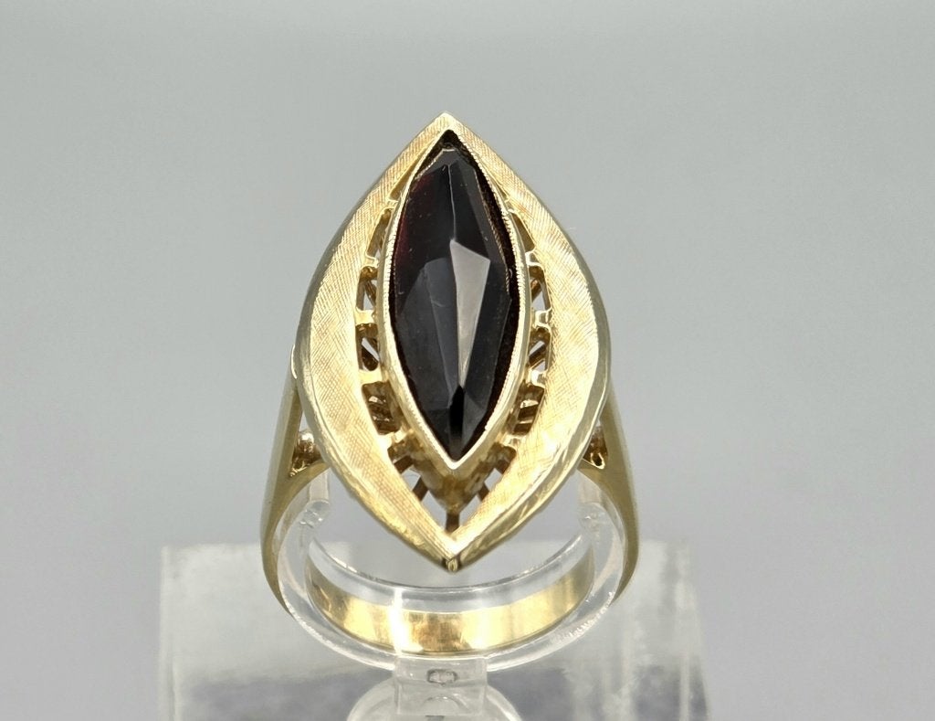 Gouden Vintage ring met edelsteen granaat. 2026/374, Ophalen of Verzenden, Goud, Ring, Met edelsteen