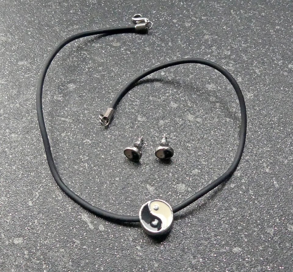 Ketting zwart rubber hangertje yin yang oorbellen, Gebruikt, Zwart, Ophalen of Verzenden, Overige materialen