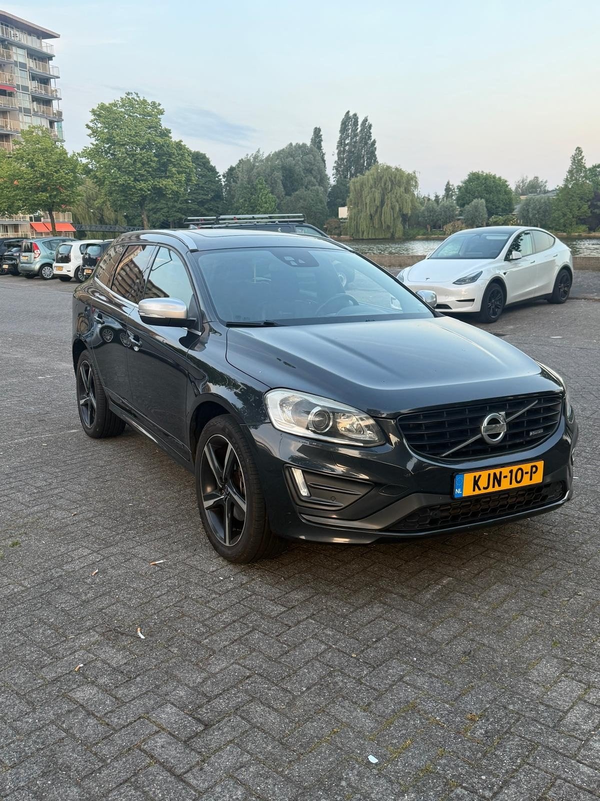 Volvo XC60 2.4 D4 Summum R-Design | Panorama | Keyless |, Auto's, Automaat, 1733 kg, Zwart, 1969 cc