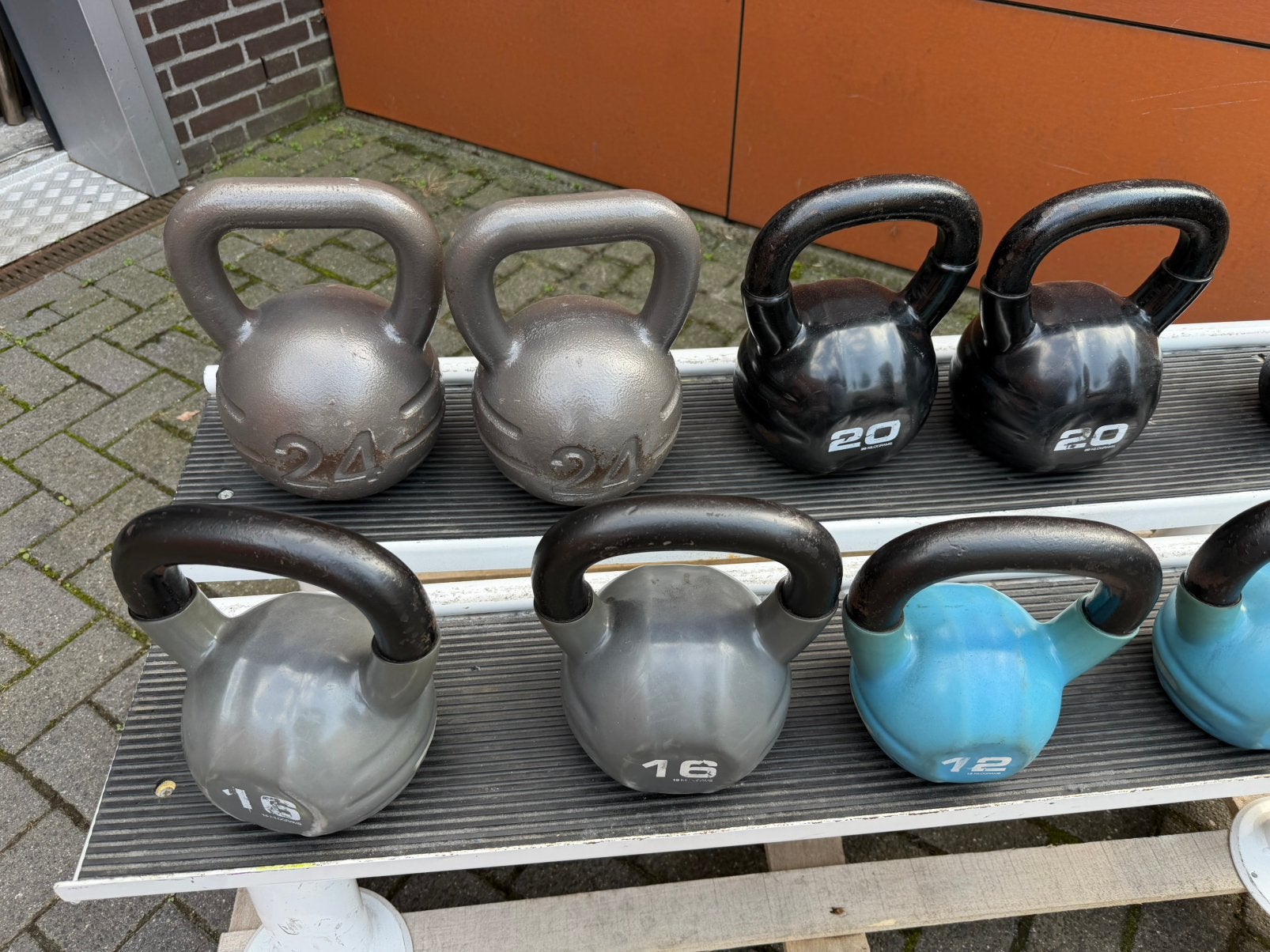Kettlebells Set 8kg t/m 24 alles 2 keer + Kettlebells Rek, Ophalen, Gebruikt, Kettlebell