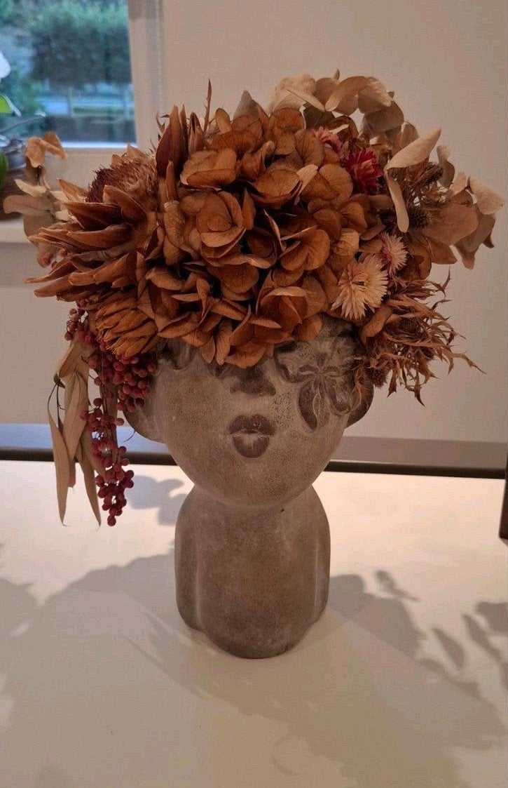 betonlook buste met ingedroogde bloemen, Huis en Inrichting, Ophalen, Zo goed als nieuw