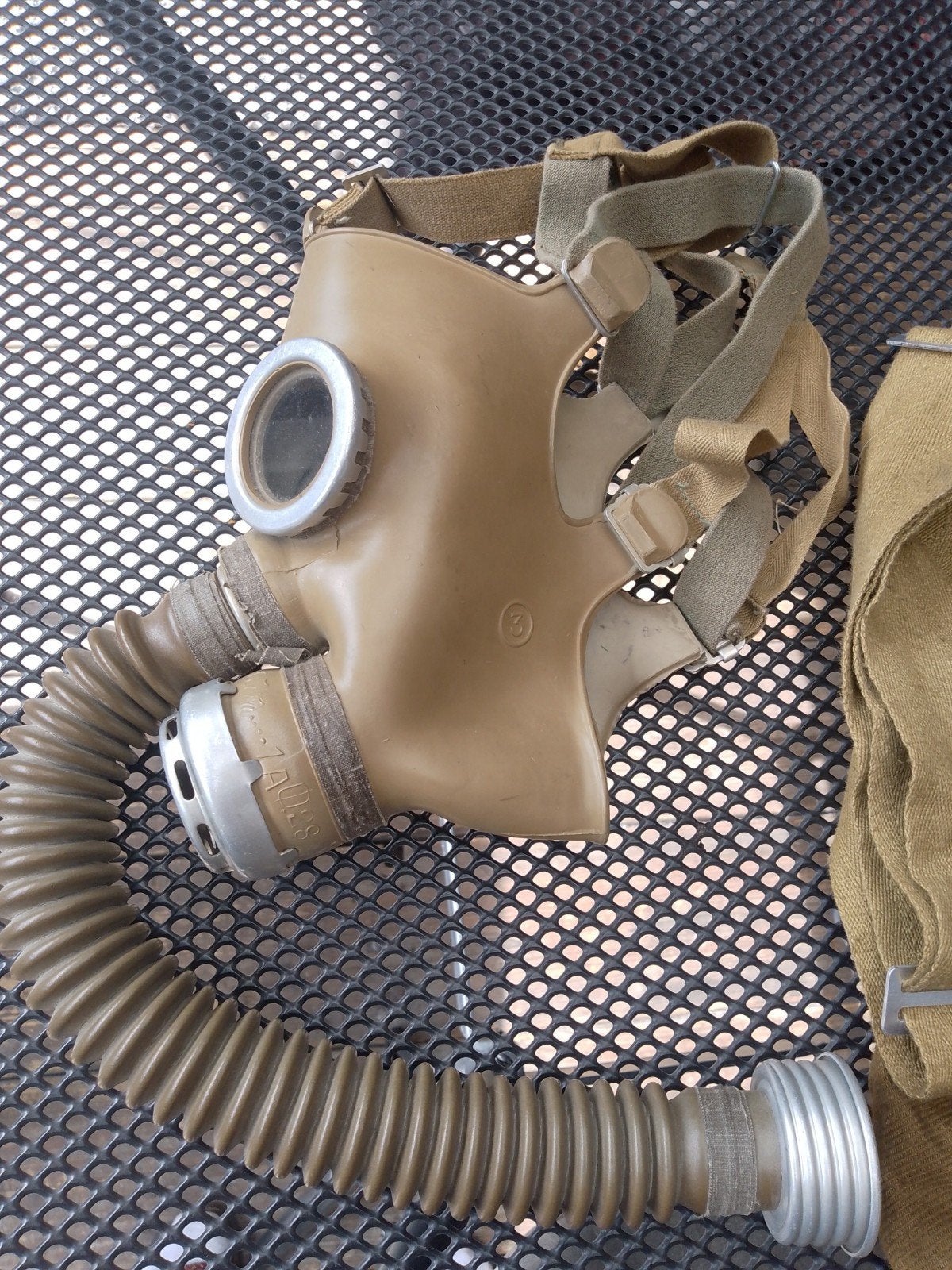 VINTAGE GASMASKER + TAS- Militaria collectie, Ophalen of Verzenden, Overige soorten, Overige gebieden, Overige typen