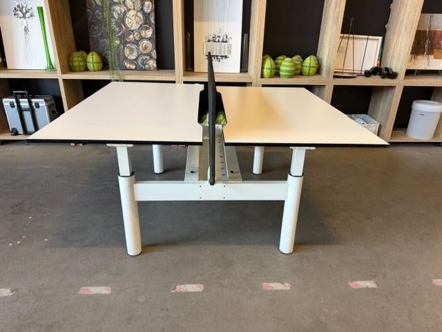 Foto 2 van Gispen TM Duo-bureau met slinger , verdeler, kabelgoot, 20st