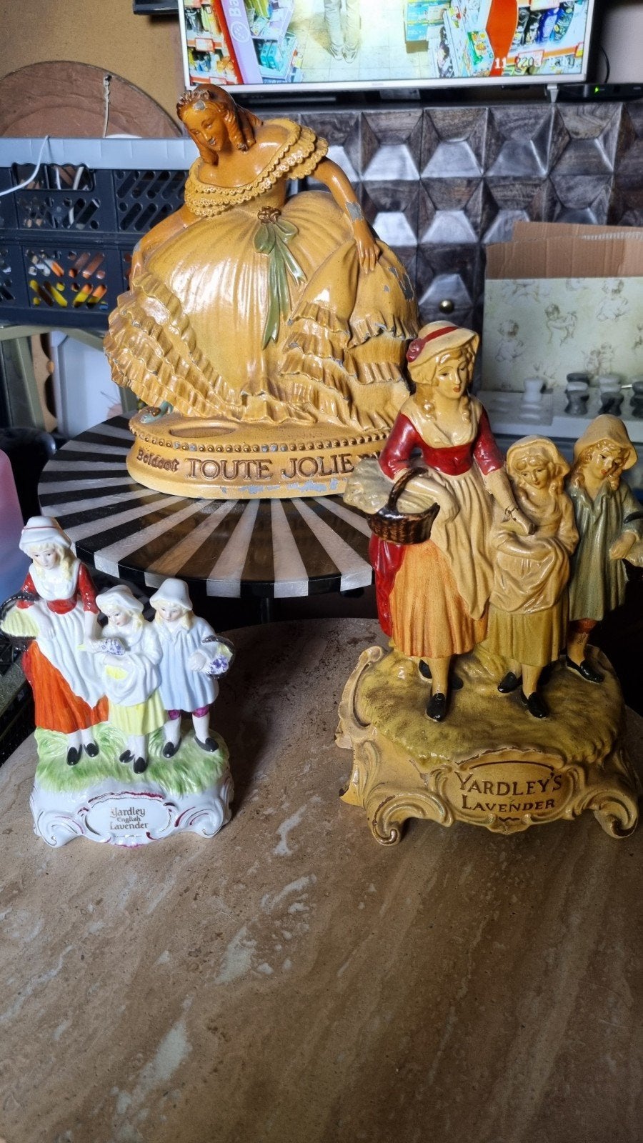 Unieke vintage parfum toonbank beelden (3 stuks), Ophalen