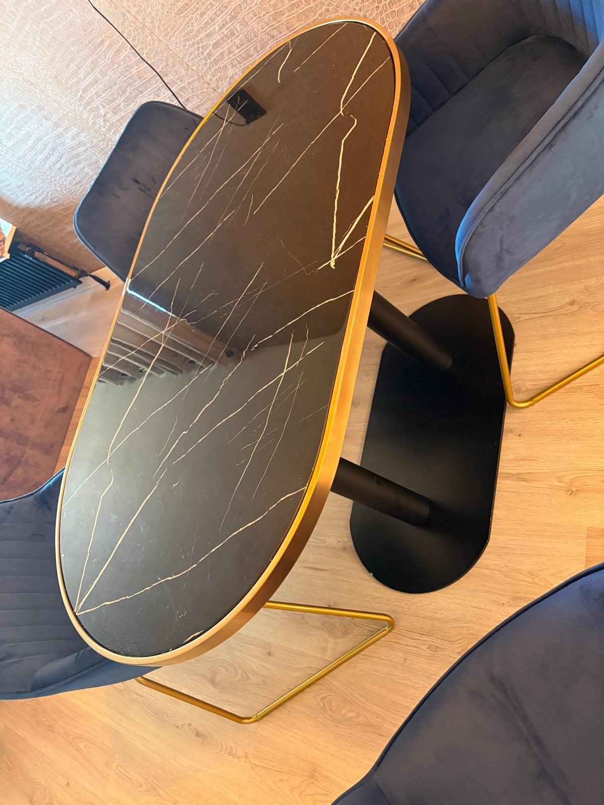 Moderne ovale eettafel met marmer en gouden accenten, Huis en Inrichting, Tafels | Eettafels, Ophalen, 100 tot 150 cm, 50 tot 100 cm