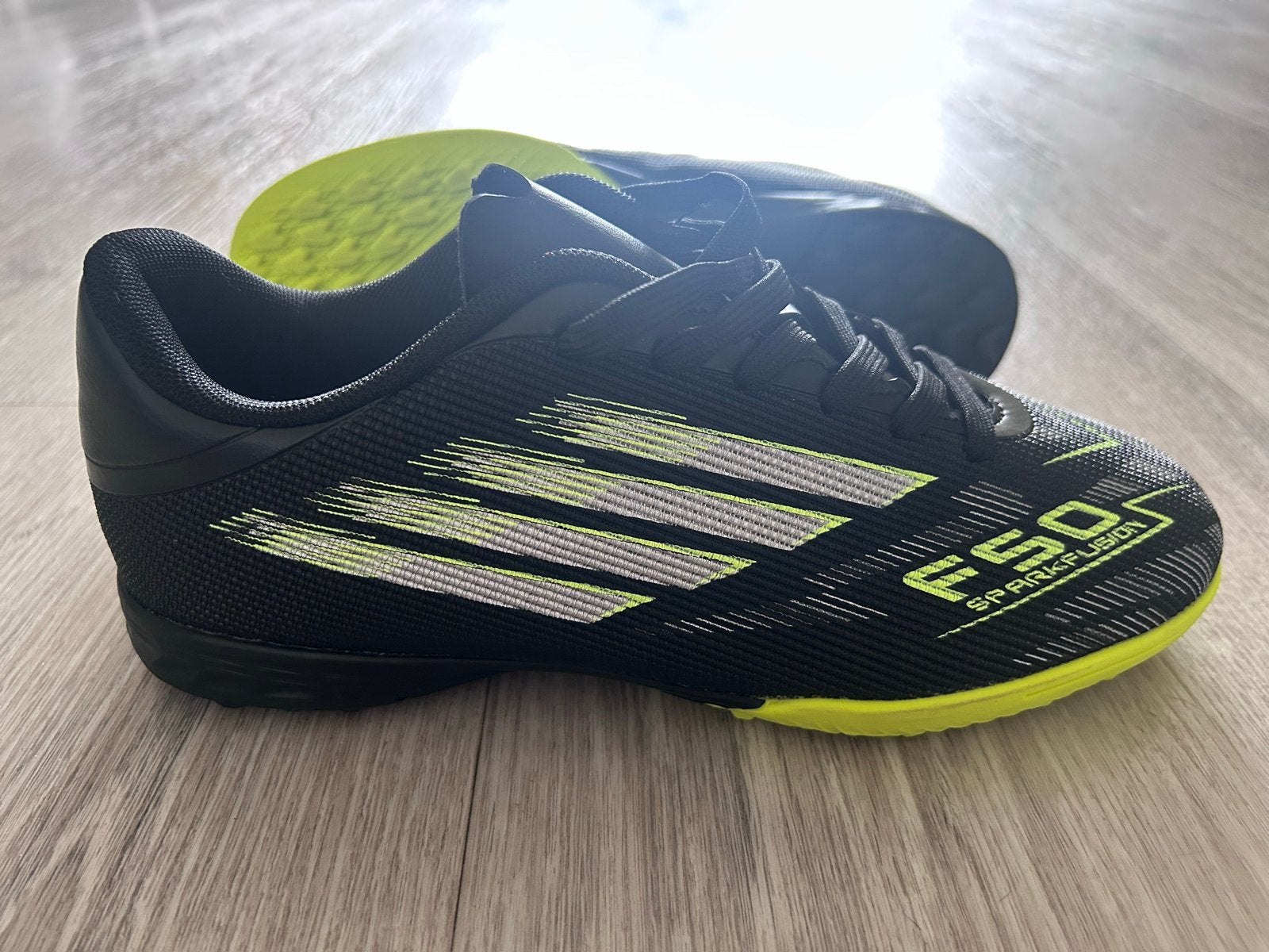 Schoenen (turf nopjes) - Maat 37 - NIEUW!, Ophalen, Nieuw, Schoenen