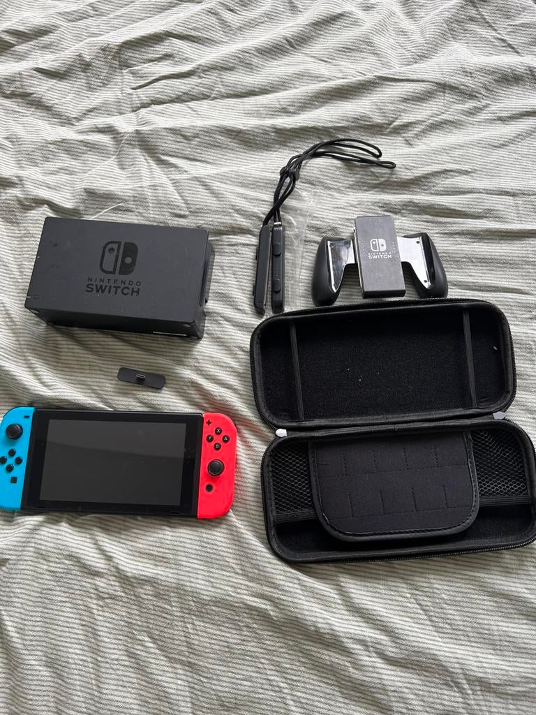 Nintendo Switch met bluetooth dongle, dock, 5 games 128GB SD, Ophalen, Met 2 controllers, Switch Original, Gebruikt