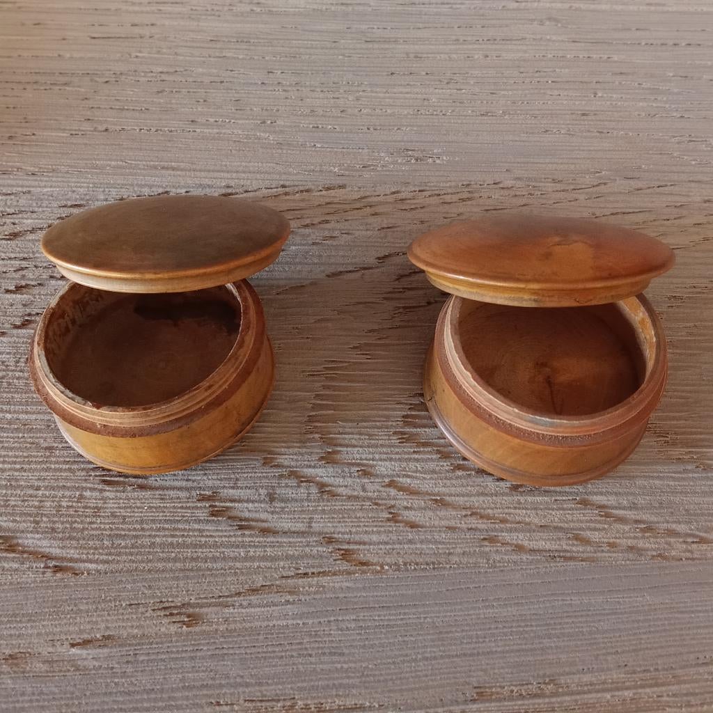 Relikwie potjes 2 stuks., Verzamelen, Religie, Ophalen of Verzenden, Gebruikt, Christendom | Katholiek