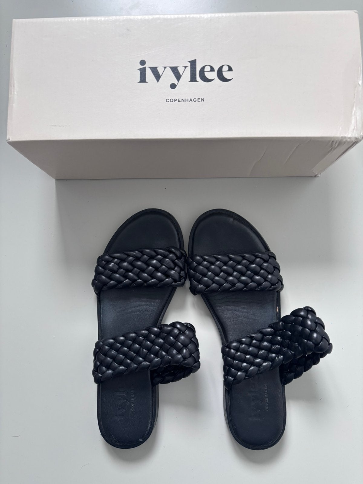 Ivylee slippers met gevlochten bandjes mt 39, Kleding | Dames, Schoenen, Slippers, Zwart, Ophalen of Verzenden, Zo goed als nieuw
