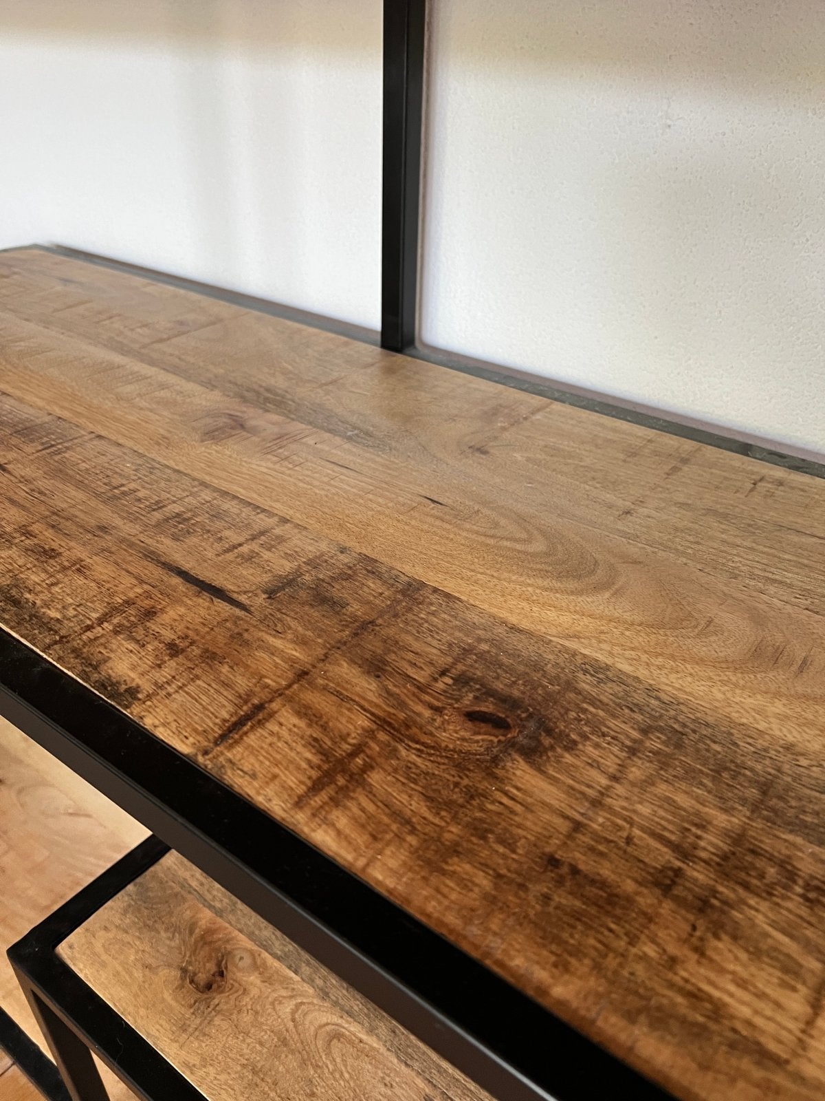 Industriële boekenkast/wandrek van mangohout en metaal, Huis en Inrichting, Ophalen, Met plank(en), 100 tot 150 cm, Zo goed als nieuw